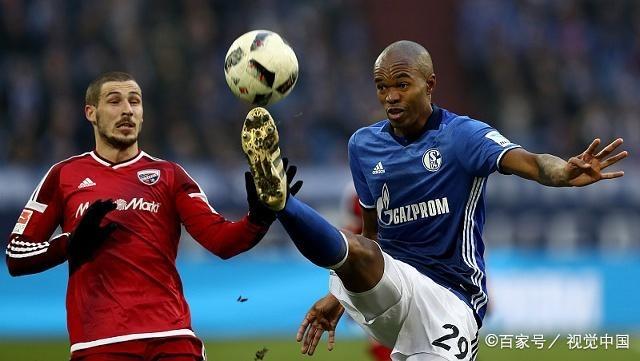 沙尔克球员全力拼搏，助球队避免失利